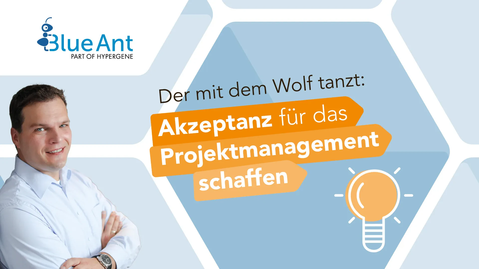 Norman Frischmuth vor blau-weißem Hintergrund mit Slogan zur Akzeptanz von Projektmanagement – visuelles Motiv für Veränderungsprozesse und interne Kommunikation in Unternehmen