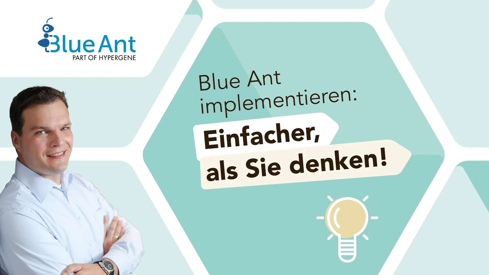 Norman Frischmuth vor türkis-weißem Hintergrund mit Slogan zur einfachen Implementierung von Blue Ant – visuelles Motiv für benutzerfreundliche Einführung von Projektmanagementsoftware
