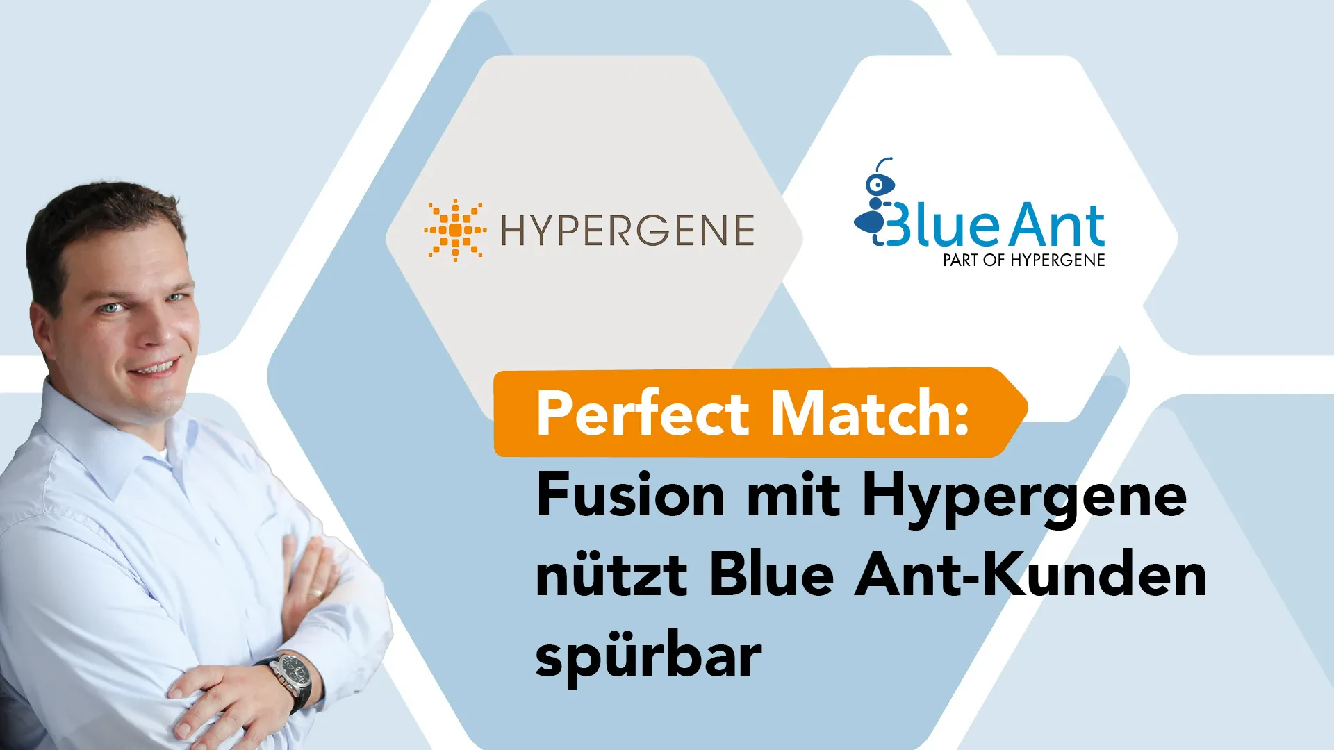 Norman Frischmuth vor blau-weißem Hintergrund mit Slogan zur Fusion von Blue Ant und Hypergene – visuelles Motiv für strategische Partnerschaft und Kundennutzen