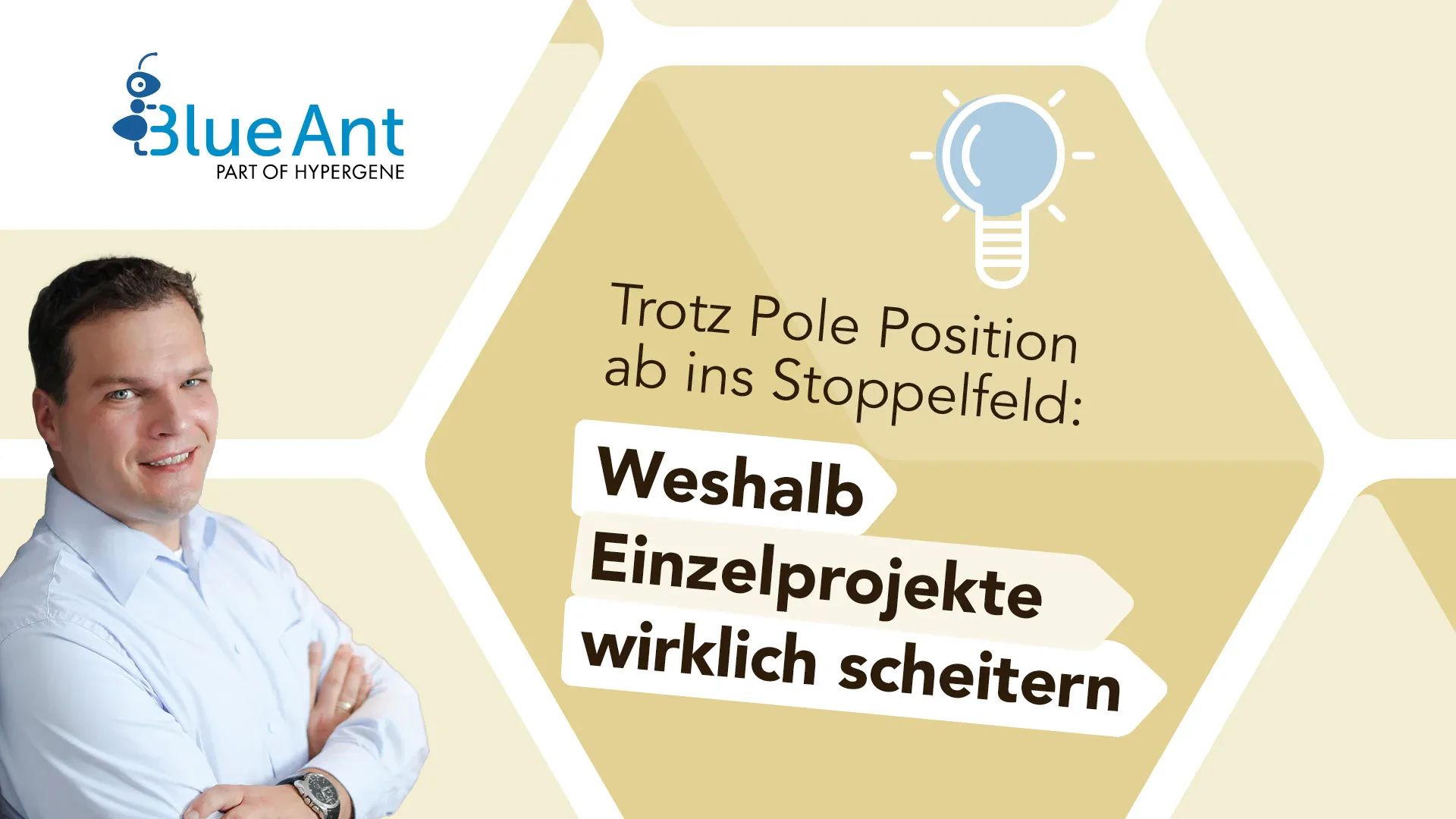 Norman Frischmuth vor beige-weißem Hintergrund mit Slogan zu Ursachen des Scheiterns von Einzelprojekten – visuelles Motiv für kritische Reflexion im Projektmanagement