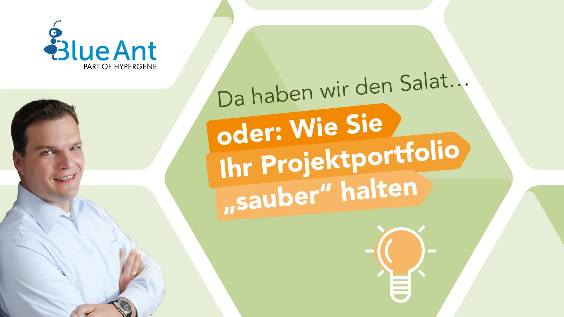 Norman Frischmuth vor grün-weißem Hintergrund mit Slogan zur sauberen Projektportfolio-Steuerung – visuelles Motiv für strukturiertes Multiprojektmanagement und Effizienz im Projektalltag