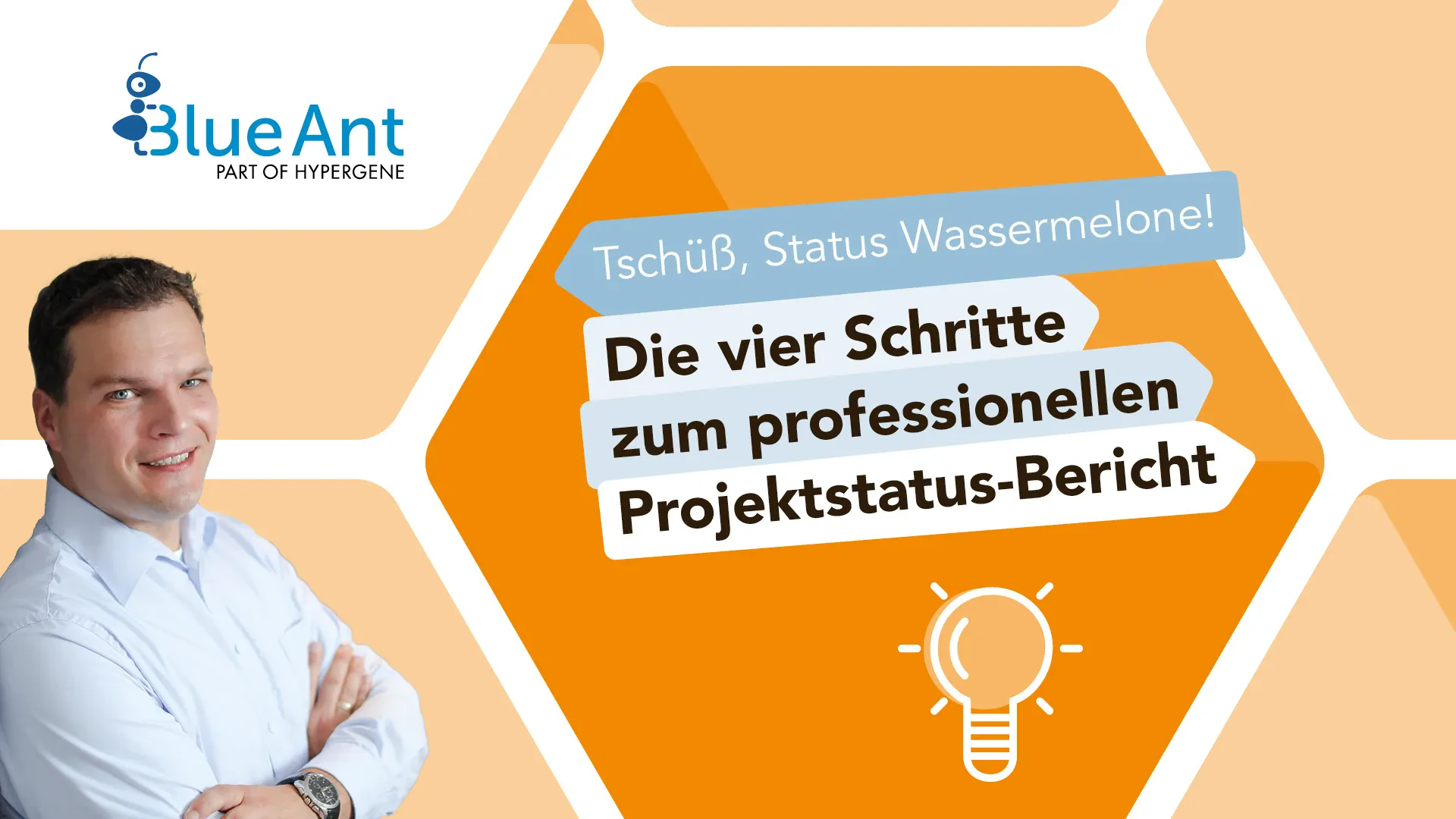 Norman Frischmuth vor orangem Hintergrund mit Slogan zur professionellen Projektstatus-Berichterstattung – visuelles Motiv für transparente Kommunikation im Multiprojektmanagement