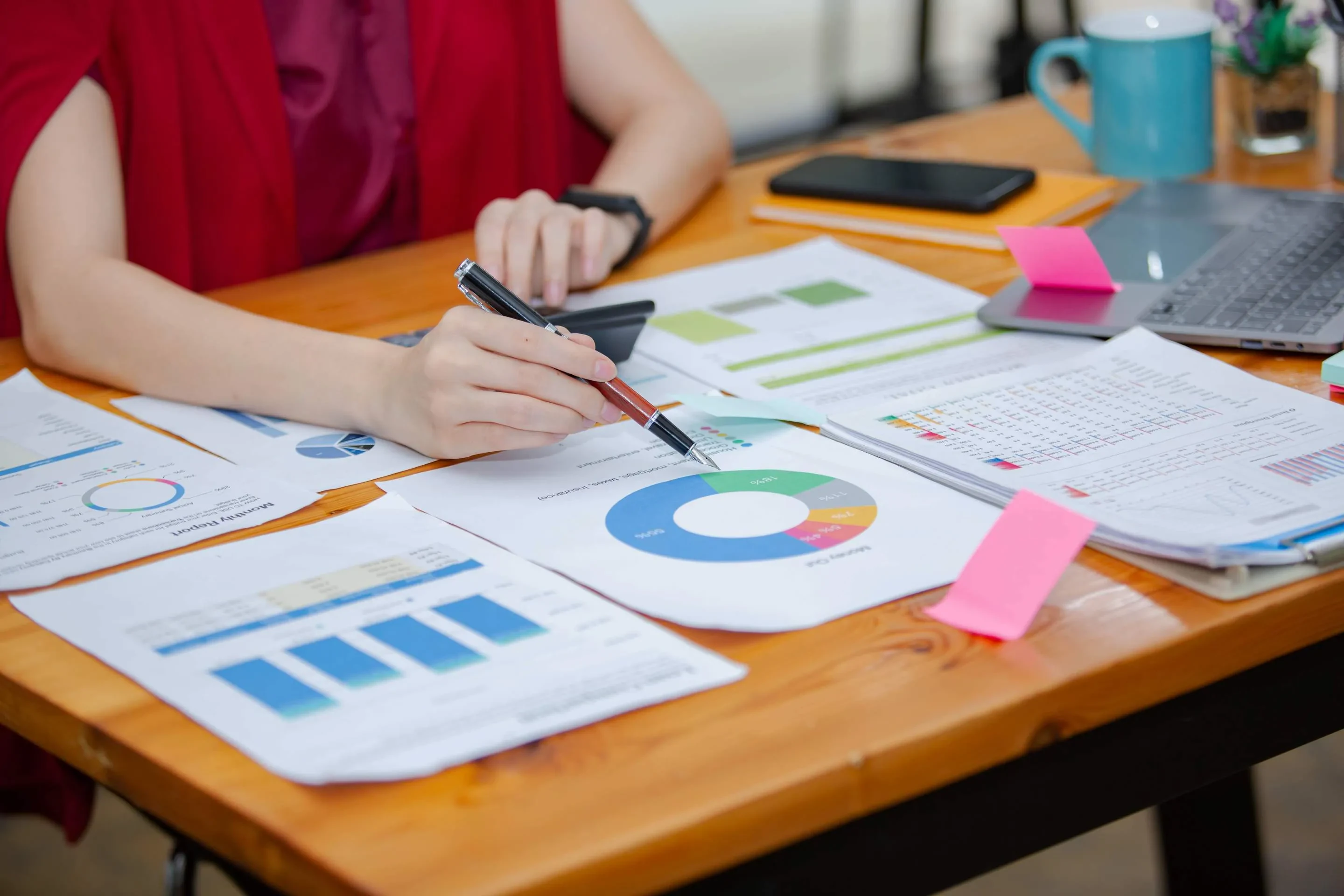 Person zeigt mit Stift auf Kreisdiagramm – Symbol für datenbasierte Projektanalyse und Reporting