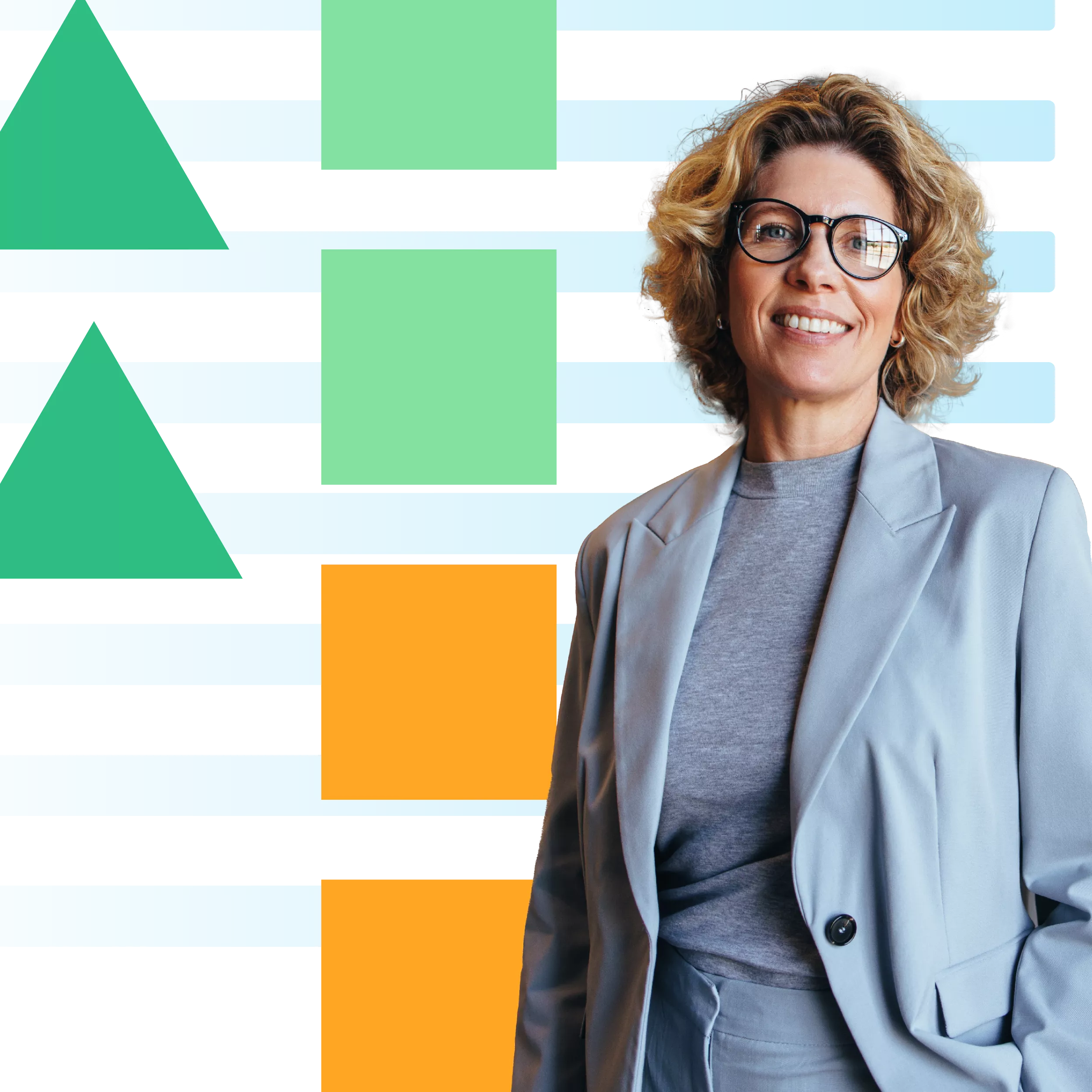 Person mit Brille vor geometrischem Hintergrund aus Streifen, Dreiecken und Quadraten – Symbol für kreative Projektkultur und visuelle Kommunikation.