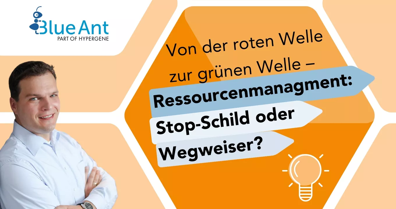 Norman Frischmuth vor orange-weißem Hintergrund mit Slogan zum Ressourcenmanagement – visuelles Statement zu Projektsteuerung zwischen Blockade und Orientierung
